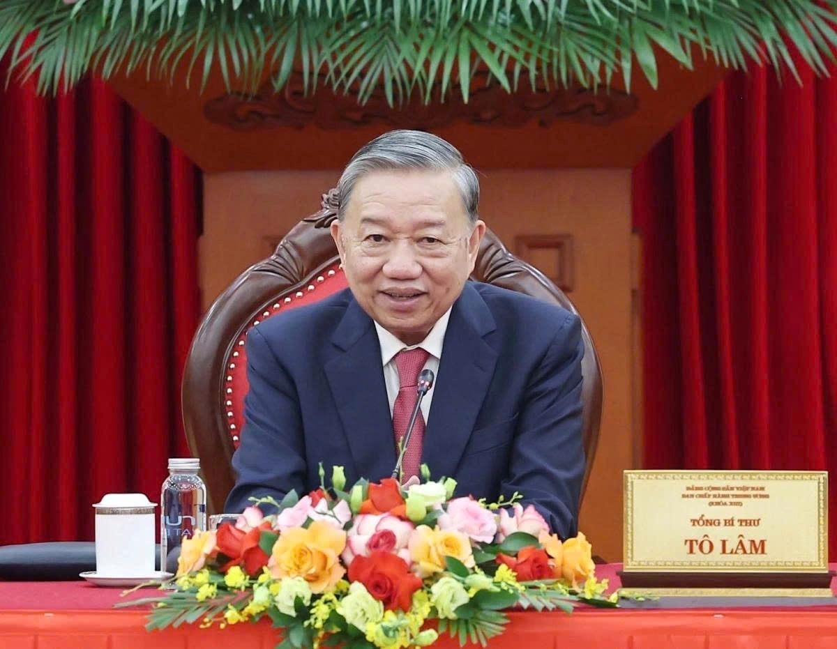 Vietnamese and Cambodian leaders hold phone talks to boost cooperation